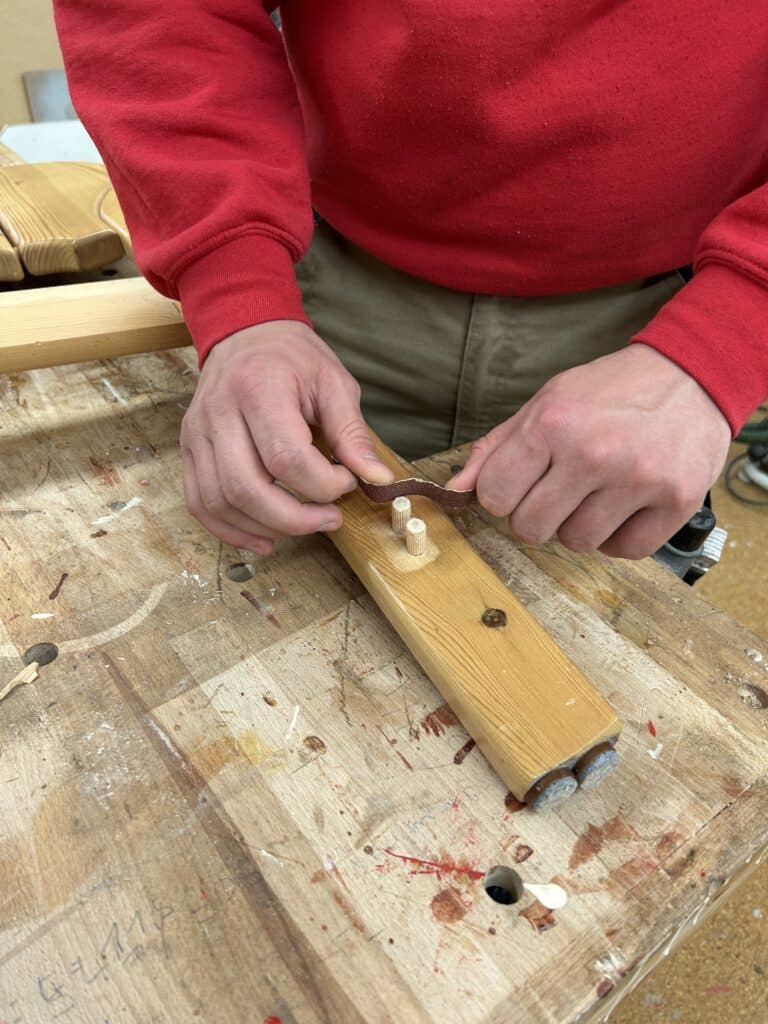 Holzdübel von alten Leimresten befreien.